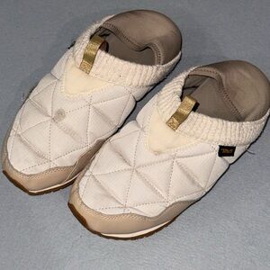 Teva Women's Quilted Slip-On Slippers - Cream and Tan